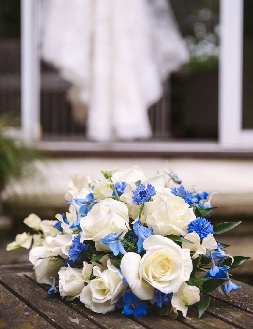 Vild brudbukett med vita och blå blommor