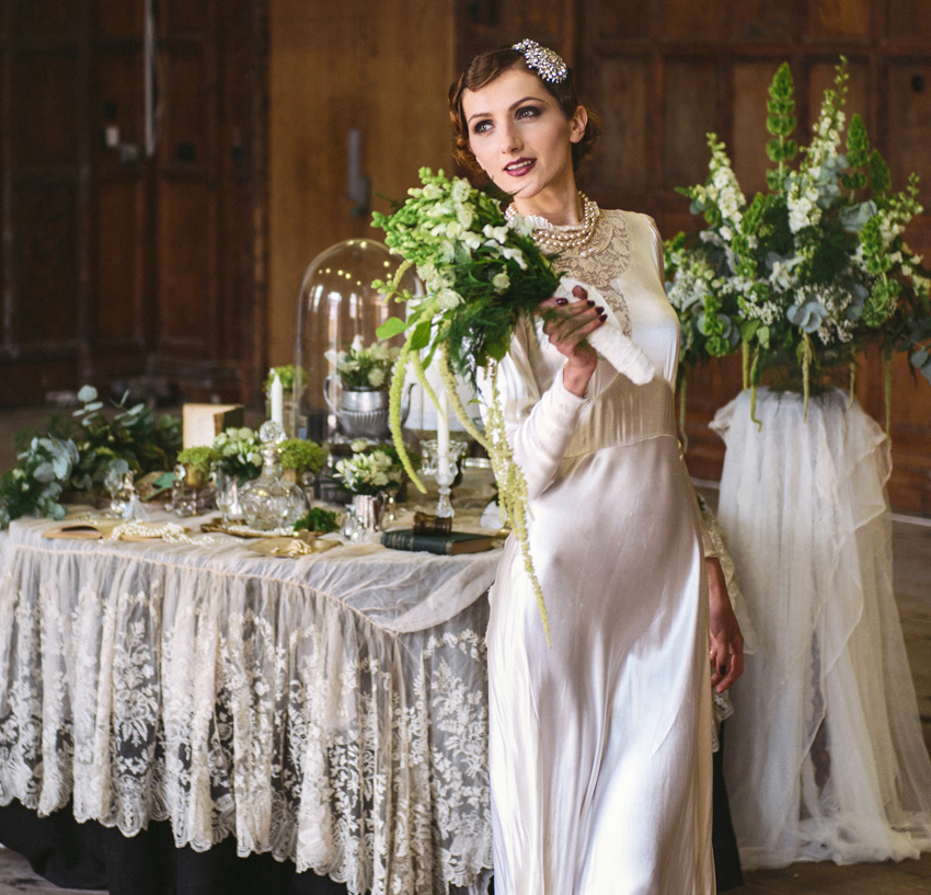 vintage brud med vild blombukett