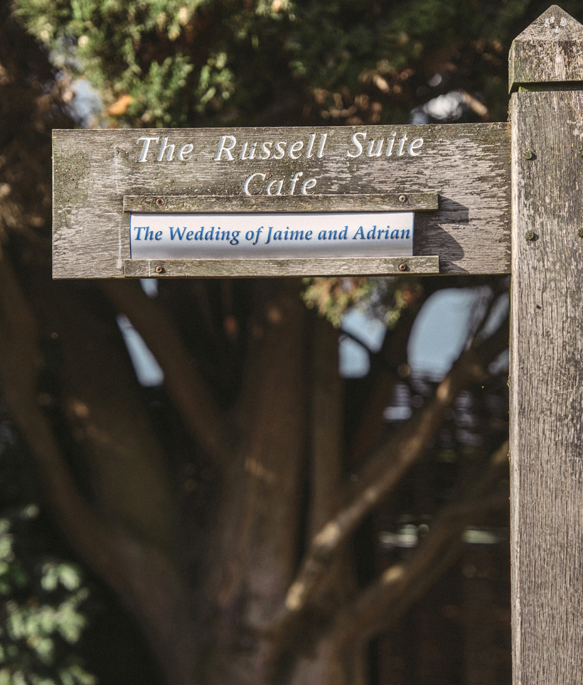 skylt av trä till skogsbröllop