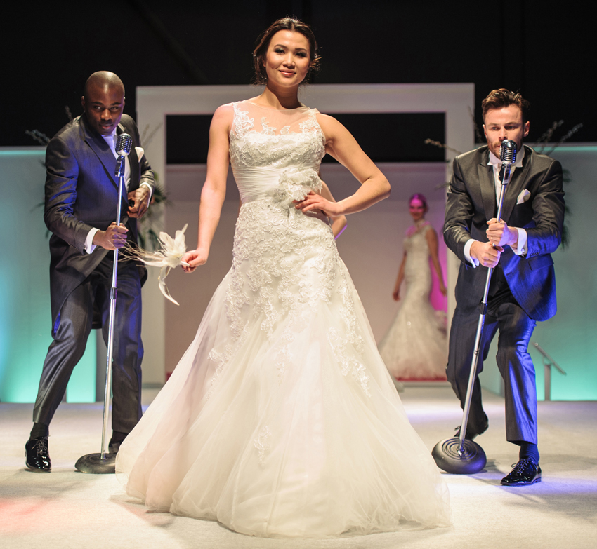 modeller dansar i modeshow för bröllopskläder
