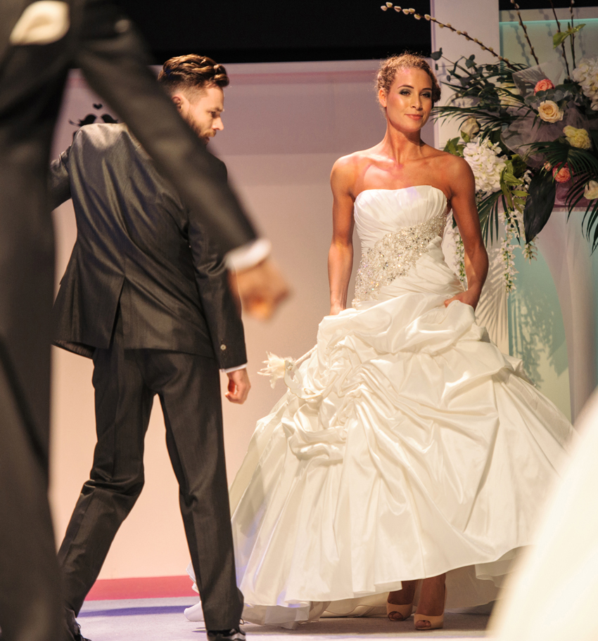 fotograf Stockholm brudklänningar i modeshow