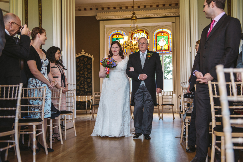 far och brud går in