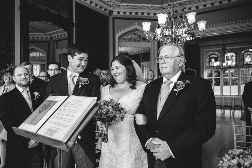 Far överlämnar brud