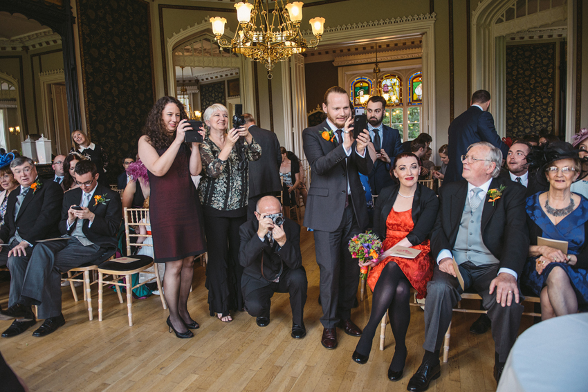 Gäster fotar brudparet