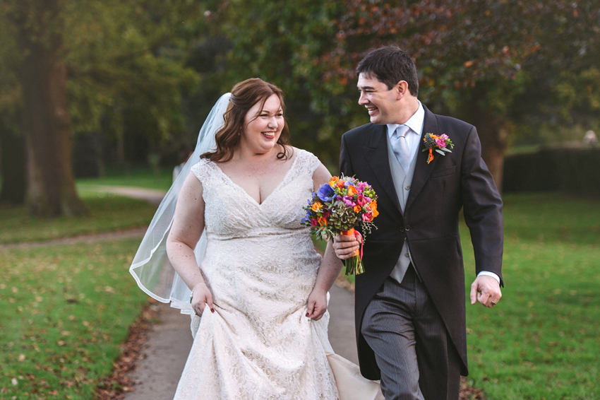 par går längs landsväg höstbröllop