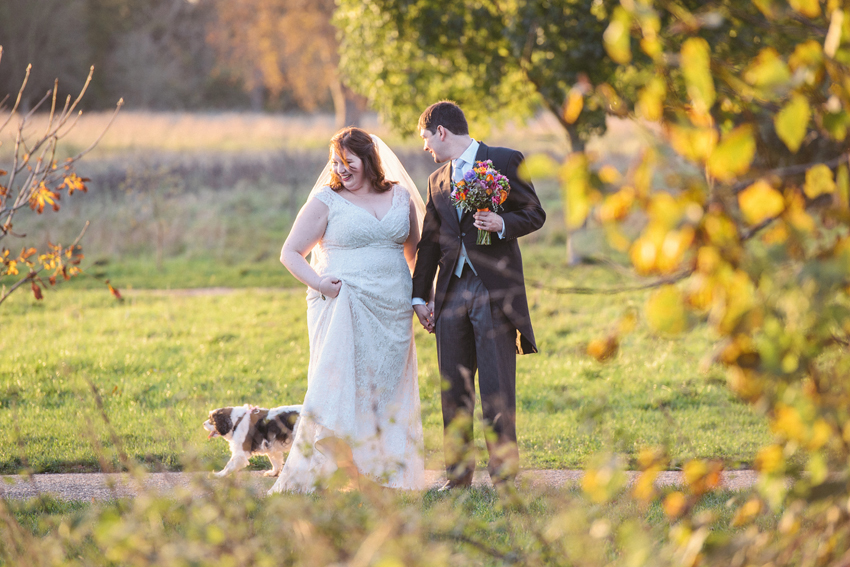 Hund avbryter bröllopsporträtt i solnedgång
