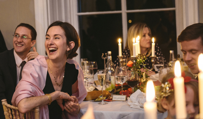 Gäster skrattar bröllopsmottagning