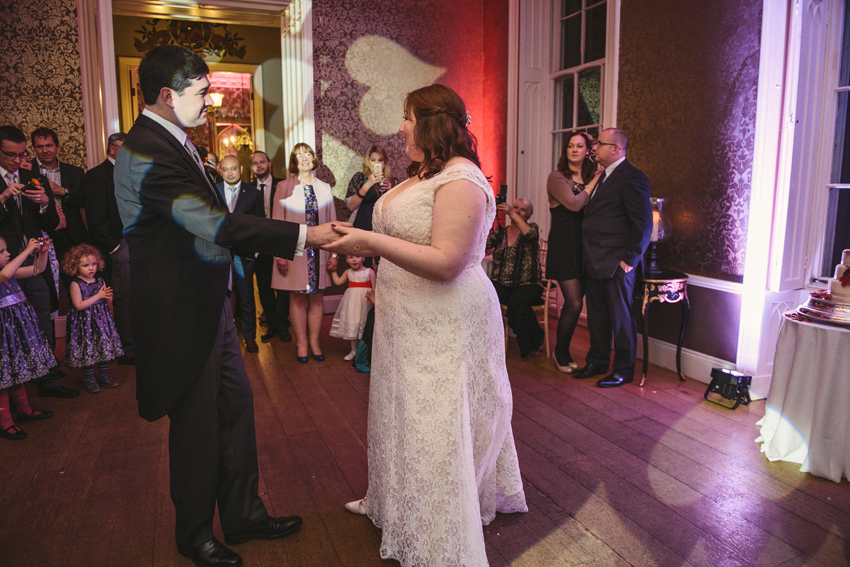 första dansen bröllopsfoto