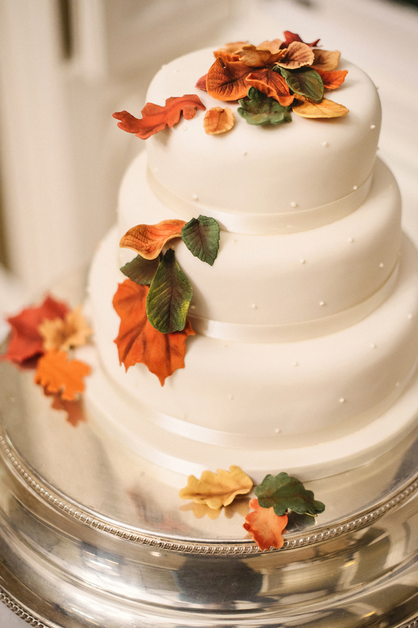 Bröllopstårta med hösttema lövdekoration