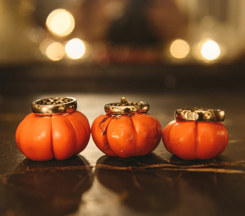 Bröllopsringar på pumpor halloweenbröllop