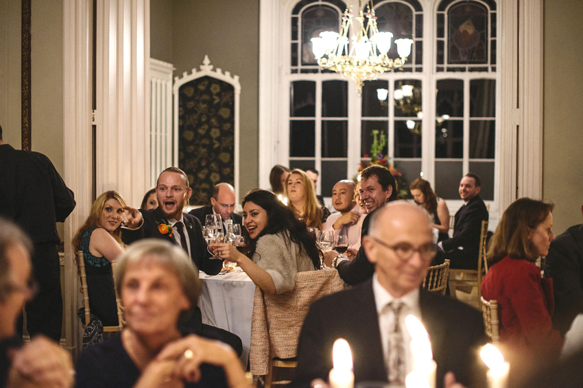 gäster skålar på mottagning