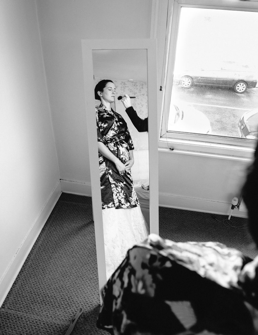 Dokumentär brudfotografering vid sminkning